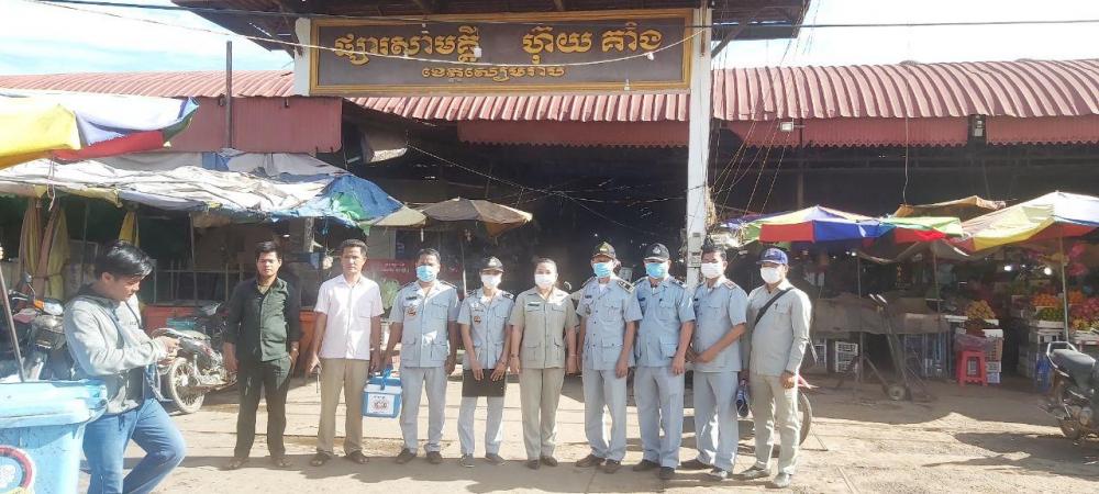 មន្ត្រីសាខាការពារអ្នកប្រើប្រាស់ កិច្ចការប្រកួតប្រជែង និងបង្ក្រាបការក្លែងបន្លំ (ក.ប.ប) ប្រចាំខេត្តសៀមរាប សហការជាមួយមន្ទីរពាណិជ្ជកម្មខេត្ត អាជ្ញាធរផ្សារសាមគ្គី និងមីនីម៉ាតមួយចំនួន ដើម្បីចុះត្រួតពិនិត្យរកភាពមិនប្រក្រតី លើផលិតផលម្ហូបអាហារ និងគ្រឿងឧបភោគបរិភោគដែលបានដាក់តាំងលក់នៅទីនោះ