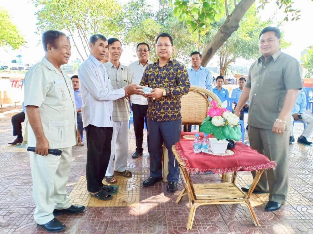 លោក ឌី រ័ត្នខេមរុណ តំណាងឯកឧត្តម ប៉ា សុជាតិវង្ស ជួបសំណេះសំណាល និងនាំយកថវិកាឧបត្ថម្ភជូនដល់ទូក-ង សំហេងសែនជ័យ និងទូកខ្មែរកម្ពុជាមានជ័យ