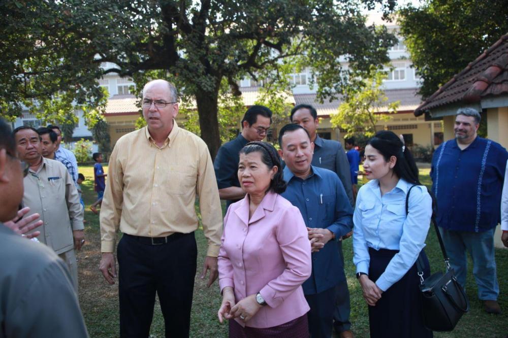 លោកជំទាវកិត្តិសង្គហបណ្ឌិត ម៉ែន សំអន ជួបសំណេះសំណាលជាមួយកុមារកំព្រានិងម៉ែដោះ នៅមណ្ឌលកុមារកំព្រាខេត្តព្រះសីហនុ