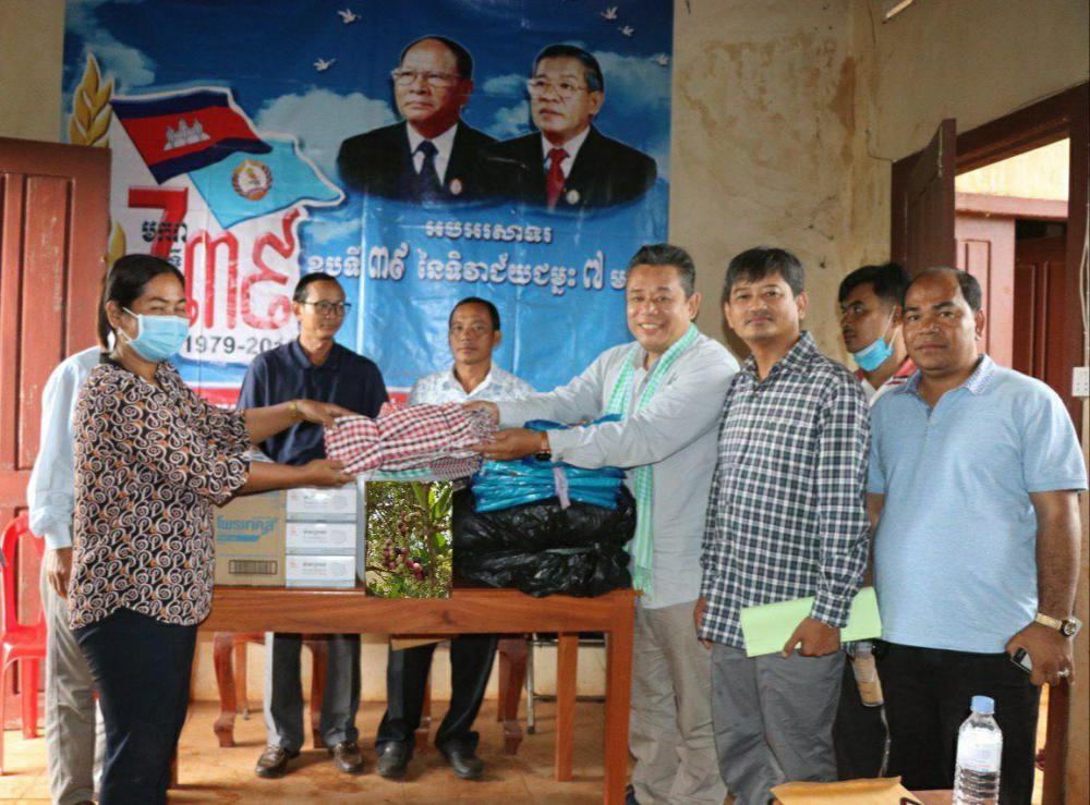 ឯកឧត្ដម រ័ត្ន វិរៈ អញ្ជើញចុះជួបសំណេះសំណាលជាមួយប្រជាពលរដ្ធឃុំក្រង់តេះ និងចែកសម្ភារមួយចំនួន