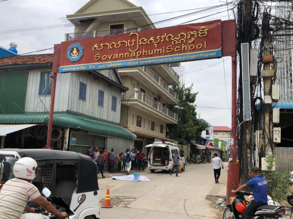 បុរសម្នាក់មានសតិមិនល្អ អង្គុយផឹកតាមចិញ្ចេីមផ្លូវ ខណៈរថយន្តបេីកឆ្លងកាត់លោតចូលក្រោមរថយន្តបណ្តាលឲ្យកិនស្លាប់