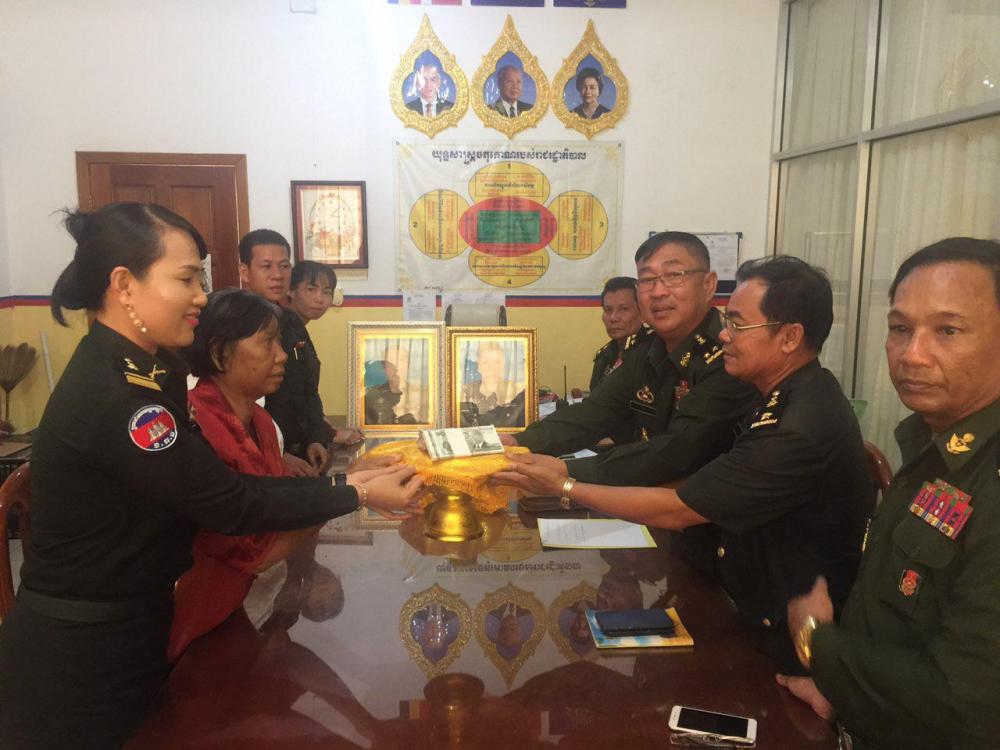 ឯកឧត្តម ម៉ៅ ផល្លា នាំយកថវិកាមិត្តជួយមិត្តចំនួន៣២លានរៀល ប្រគល់ជូនគ្រួសារសពចំនួន២ នៃបញ្ជាការកងទ័ពជើងគោក ស្ថិតនៅខ័ណ្ទពោធិសែនជ័យ រាជធានីភ្នំពេញ