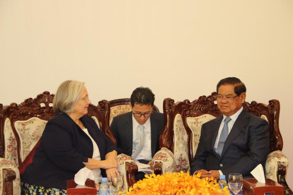 សម្ដេចក្រឡាហោម ស ខេង ឧបនាយករដ្ឋមន្រ្តី រដ្ឋមន្រ្តីក្រសួងមហាផ្ទៃ បានអនុញ្ញាតឲ្យលោកជំទាវ Donica Pottie ឯកអគ្គរដ្ឋទូតកាណាដា និងលោកជំទាវ Tina Redshaw ឯកអគ្គរាជទូតចក្រភពអង់គ្លេស ចូលជួបសម្ដែងការគួរសម និងពិភាក្សាការងារ ដាច់ដោយឡែកពីគ្នា នៅទីស្ដីការក្រសួងមហាផ្ទៃ