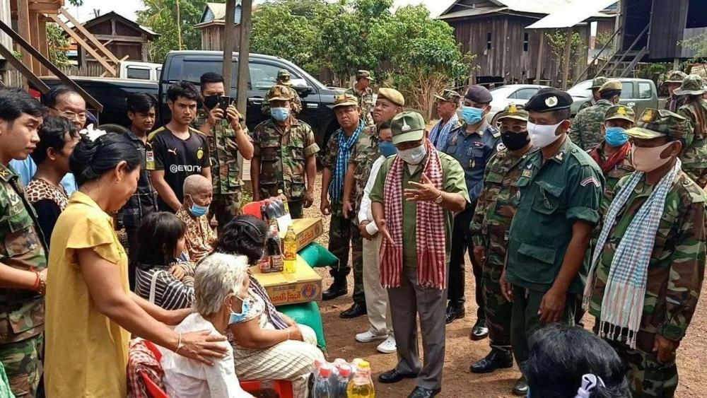 មេទ័ពប្រចាំព្រំដែនកម្ពុជា-ថៃ បានប្រាប់នាយទាហាន និងពលទាហានទាំងអស់ ឲ្យត្រៀមខ្លួនជាស្រេច ដើម្បីរង់ចាំស្តាប់បទបញ្ជាថ្នាក់លើ ក្នុងការត្រៀមទប់ទល់រាល់សភាពការណ៍ ដែលកើតមានឡើង នៅតាមបណ្តោយខ្សែបន្ទាត់ព្រំដែន ក្នុងខេត្តព្រះវិហារ !