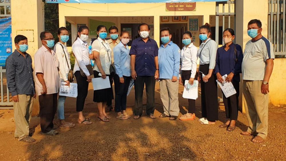 លោក ហាក់ ម៉ុងហួត អភិបាលស្រុកតាំងគោក ដឹកនាំមន្រ្តីចំរុះស្រុកចុះផ្សព្វផ្សាយអំពីការទប់ស្កាត់ការរីករាលដាលនៃ ជំងឺកូវីឌ-១៩