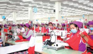 អាជ្ញាធរចាប់ផ្តើមពិនិត្យនិងធ្វើចត្តាឡីស័កដល់កម្មករនិងកម្មការីនី