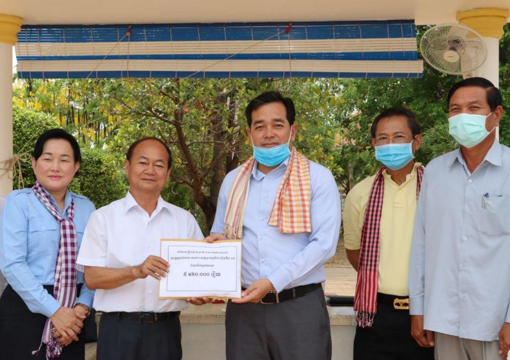 ថ្នាក់ដឹកនាំ និងមន្ត្រីរាជការនៃមន្ទីរសុខាភិបាលខេត្តកំពង់ចាម ដឹកនាំដោយលោកវេជ្ជបណ្ឌិត គឹម ស៊ូភិរុណ ចូលរួមបរិច្ចាគថវិកាដល់គណៈកម្មការប្រយុទ្ធនឹងជំងឺកូវីដ-១៩ ខេត្តកំពង់ចាម