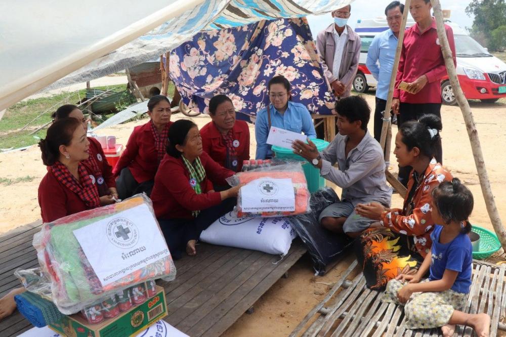 កាកបាទក្រហមកម្ពុជាខេត្តស្វាយរៀង ដឹកនាំដោយលោកជំទាវ ដួង វណ្ណា បាននាំយកអំណោយមនុស្សធម៌ ចែកជូនដល់ គ្រួសាររងគ្រោះដោយសារខ្យល់កន្ត្រាក់កាលពីថ្ងៃទី៣១ ខែឧសភា