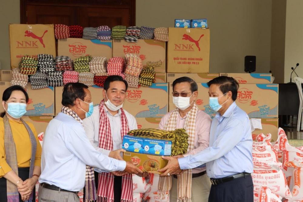 ស្ថានីយប្រេងឥន្ធនៈ កម្ពុជាតេលា សាខាខេត្តកំពង់ចាម និងស្រុកកំពង់សៀមបាននាំយកអំណោជូនដល់រដ្ឋបាលខេត្តកំពង់ចាម  នឹងគណៈកម្មការប្រយុទ្ធនឹង COVID19