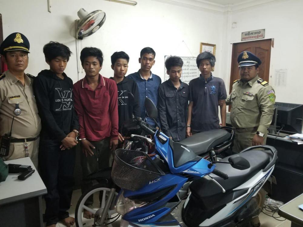 ថ្ងៃព្រះរាជពិធីបុណ្យអុំទូកថ្ងៃទី២ កម្លាំងនគរបាលខណ្ឌឬស្សីកែវ ចាប់ខ្លួនបានជនសង្ស័យ៨នាក់ ពាក់ព័ន្ធនឹងករណីឆក់ទូរសព្ទ និងរក្សាទុកនូវសារធាតុញៀន