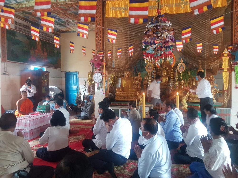 រដ្ឋបាលខេត្តព្រះសីហនុ ប្រគេនអង្ករត្រីខកំប៉ុង ភេសជ្ជៈ និងបច្ច័យខ្លះដែរ ដល់ព្រះសង្ឃគង់នៅតាមវត្តទាំងអស់នៅក្នុងខេត្តព្រះសីហនុ ខណៈពេលដែលជម្ងឺកូវីដ១៩ កំពុងតែរាតត្បាតហើយព្រះសង្ឃមិនត្រូវបានអនុញ្ញាតឱ្យនិមន្តបិណ្ឌបាត្រដូចធម្មតា