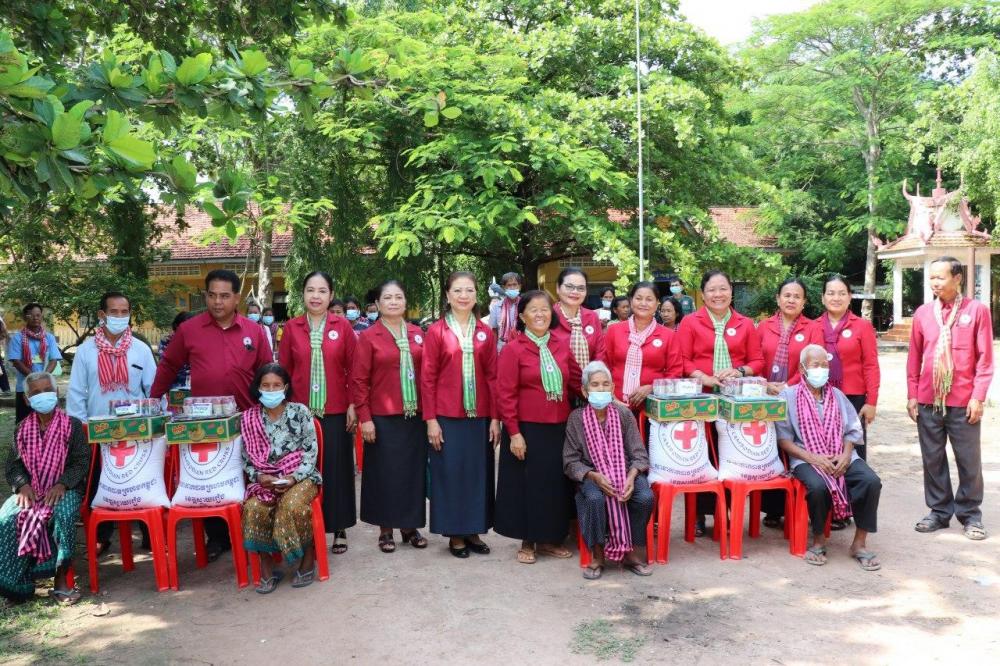 លោក ជំទាវ ដួង វណ្ណា បានបន្តនាំយកអំណោយមនុស្សធម៌ របស់សម្តេចកិត្តិព្រឹទ្ធបណ្ឌិត ប៊ុន រ៉ានី ហ៊ុនសែន ប្រធានកាកបាទក្រហមកម្ពុជា ជូនដល់គ្រួសារងាយរងគ្រោះក្នុងស្រុករំដួល ចំនួន ៥៣ គ្រួសារ
