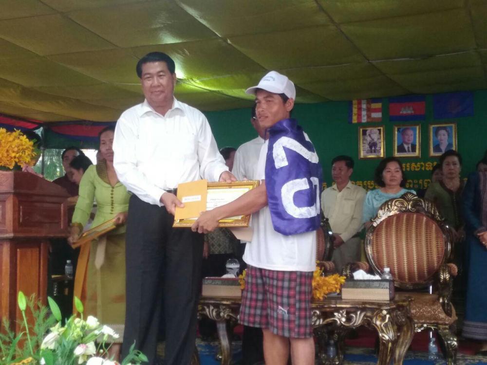 ពិធីបិទព្រឹត្តិការណ៍ប្រណាំងទូក  បណ្ដែតប្រទីបអកអំបុកនិសំពះព្រះខែ   នៅព្រែកកំពង់បាយខេត្តកំពត