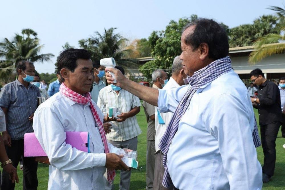 ឯកឧត្ដមរដ្ឋមន្ត្រី ថោង ខុន ប្រគល់ឧបករណ៍វាស់កម្ដៅដល់មេភូមិទាំង ១៨៨ ក្នុងស្រុកបារាយណ៍ និងតាំងគោក និងឡាំប្រឺតា ២គ្រឿង សម្រាប់យុទ្ធនាការប្រយុទ្ធជំងឺ COVID-19