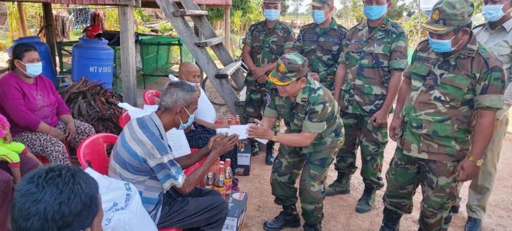 អំណោយរបស់ឧត្តមសេនីយ៍ឯក ហ៊ុន ម៉ាណែត ត្រូវប្រគល់ជូនពលរដ្ឋទីទ័លក្រ៦គ្រួសារ ស្រុកកប្រាសាទបល្ល័ង្ក ខេត្តកំពង់ធំ