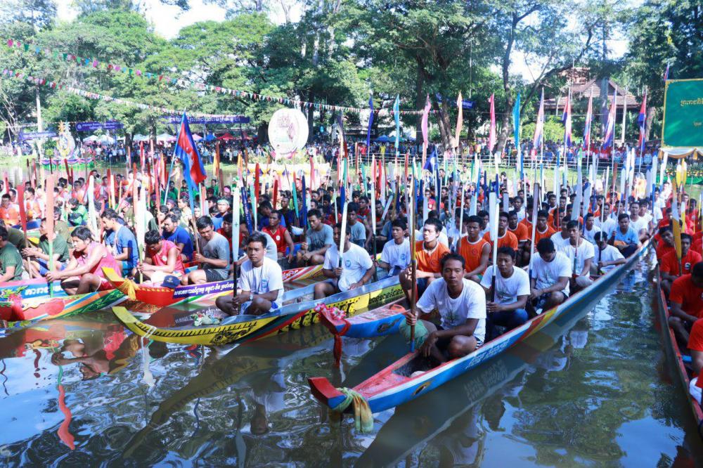 ព្រះរាជពិធីបុណ្យអ៊ុទូក បណ្តែតប្រទីប សំពះព្រះខែ និង អកអំបុក នៅរសៀលថ្ងៃទី២១ ខែវិច្ឆិកា ឆ្នាំ២០១៨ នៅដងស្ទឹងប្រវត្តិសាស្ត្រខេត្តសៀមរាប មានធ្វើការប្រកួតប្រណាំងទូក(ង)