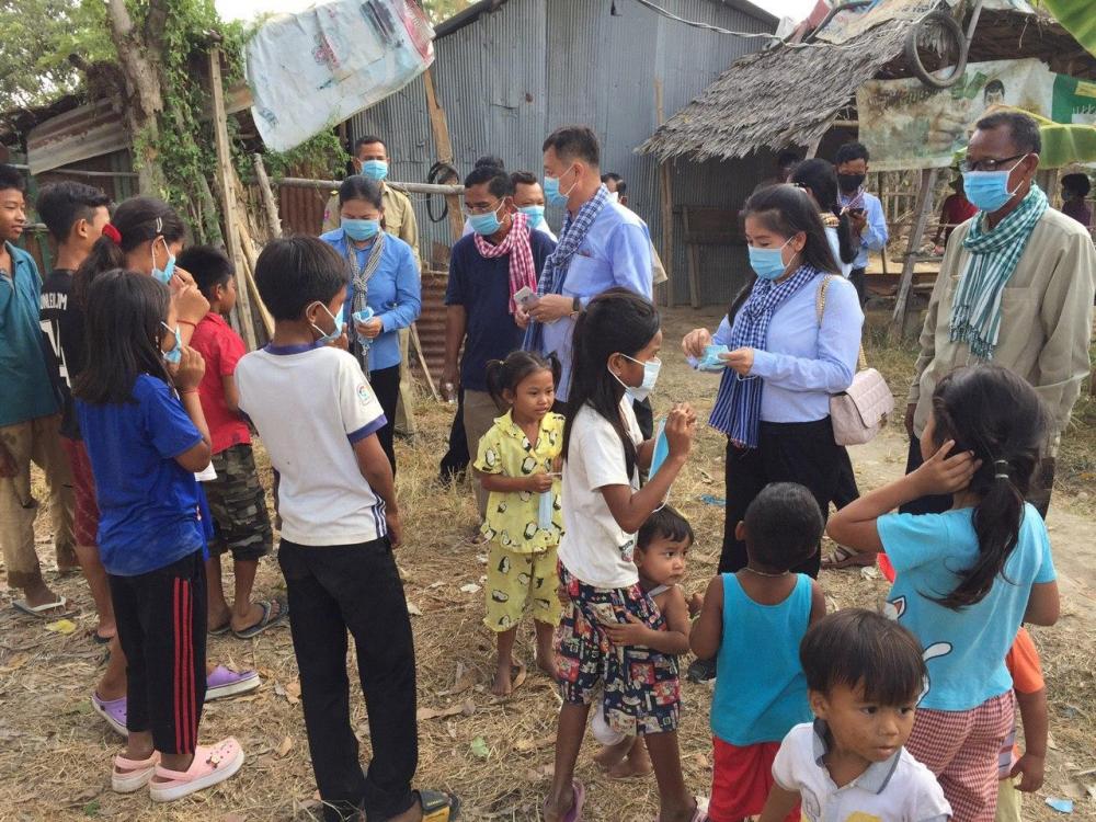ឯកឧត្តមបណ្ឌិត ដួង ហេង នាំអំណោយចែកជូនពលរដ្ឋក្រីក្រ «ក១, ក២» នៅឃុំដើមឬស ស្រុកកណ្តាលស្ទឹង និងផ្សព្វផ្សាយពីវិធានការការពារវីរុស COVID-19