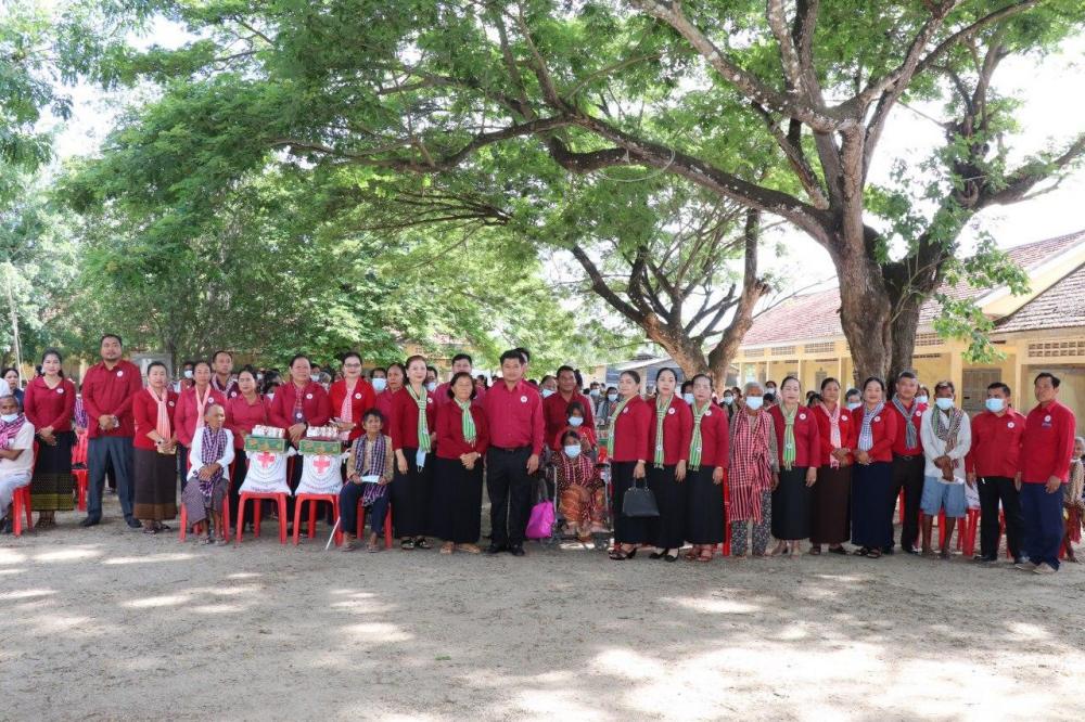 កាកបាទក្រហមកម្ពុជាខេត្តស្វាយរៀង ដឹកនាំដោយ លោក ជំទាវ ដួង វណ្ណា បានបន្តនាំយកអំណោយមនុស្សធម៌ របស់សម្តេចកិត្តិព្រឹទ្ធបណ្ឌិត ប៊ុន រ៉ានី ហ៊ុនសែន ប្រធានកាកបាទក្រហមកម្ពុជា ជូនដល់គ្រួសារងាយរងគ្រោះចំនួន ៧៣ គ្រួសារ ក្នុងក្រុងបាវិត