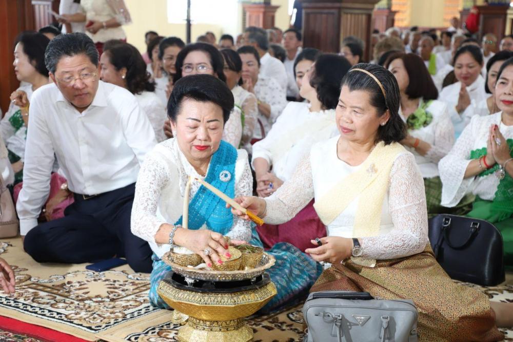 លោកជំទាវកិត្តិសង្គហបណ្ឌិត ម៉ែន សំអន ប្រគេនទៀនព្រះវស្សា និងទេយ្យទានដល់ព្រះសង្ឃគង់ចាំព្រះវស្សា ចំនួន ០៨វត្ត នៅខេត្តកណ្តាល