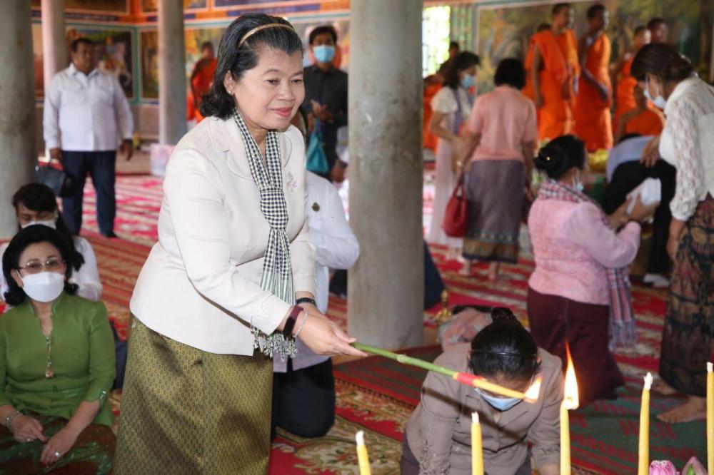 លោកជំទាវកិត្តិសង្គហបណ្ឌិត ម៉ែន សំអន បានប្រគេនទៀន ព្រះវស្សានិង ទេយ្យវត្ថុ ដ៏ថ្លៃថ្លារបស់សម្តេចតេជោនិងសម្តេចកិត្តិព្រឹទ្ធបណ្ឌិតដល់ព្រះសង្ឃគង់ចាំព្រះវស្សានៅវត្តច័ន្ទគិរី