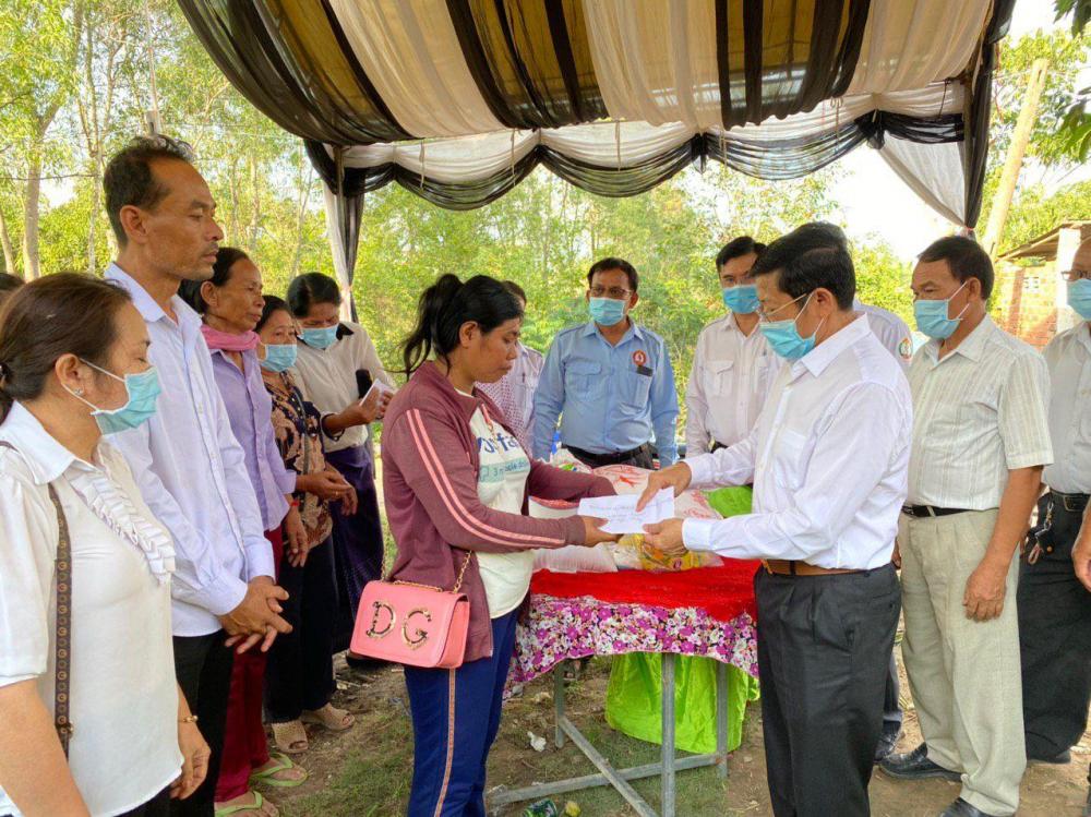 ប្រធានក្រុមការងារចុះជួយសង្កាត់ស្វាយរៀង ចូលរួមបុណ្យសពសមាជិកបក្ស និងសួរសុខទុក្ខគ្រួសារដែលរងគ្រោះដោយសារភ្លើងឆេះផ្ទះ