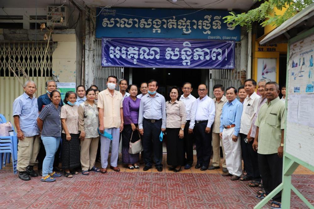 ប្រជាពលរដ្ឋចំនួន៩គ្រួសារ បានទទួលប័ណ្ណក្រីក្រនៅសង្កាត់ផ្សារថ្មីទី១ ខណ្ខដូនពេញ រាជធានីភ្នំពេញ