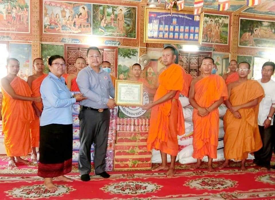 លោក ឌី រត្ន័ខេមរុណ ទទួលទេយ្យទានពីវត្តអង្គពោធិញ្ញាណ ក្នុងសង្កាត់ស្ទឹងមានជ័យទី២ ខណ្ឌមានជ័យ រាជធានីភ្នំពេញ