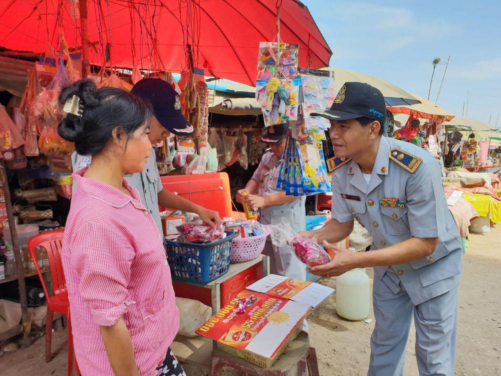 មន្ត្រីសាខាកាំកុងត្រូលធ្វើការដកហូតទំនិញខូខគុណភាពពីអ្នកលក់នៅផ្សារព្រំដែនខ្មែរ-ថៃ