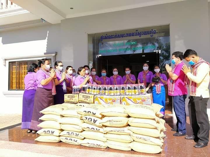 លោកជំទាវ ដួង វណ្ណា ទទួលអំណោយរបស់សប្បុរសជន ជូនដល់សមាគមន៍នារី ដើម្បីអភិវឌ្ឍន៍ខេត្ត