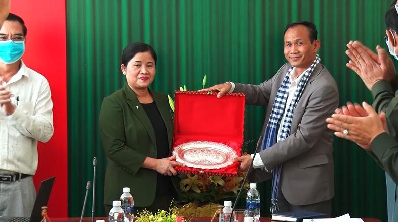 អភិបាលខេត្តមណ្ឌលគិរី ខេត្តប៊ិញភឿក និងខេត្តដាក់ណុង បើកកិច្ចប្រជុំពិភាក្សា ការងារកិច្ចសហប្រតិបត្តិ បង្ការ ទប់ស្កាត់ការរីករាលដាលនៃជម្ងឺកូវីដ១៩ និងកិច្ចសហការសម្របសម្រួលទំនិញឆ្លងកាត់ព្រំដែន រវាងកម្ពុជា-វៀតណាម