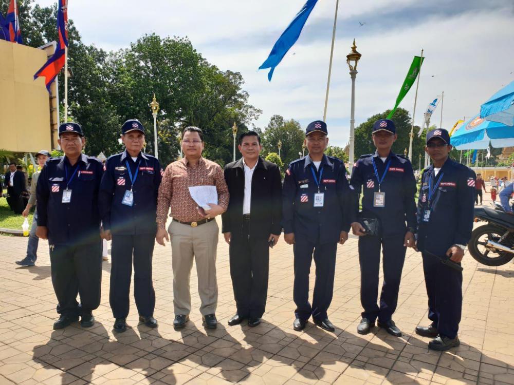 លោក ឌី រ័ត្នខេមរុណ អភិបាលរងខណ្ឌមានជ័យនាំយកថវិកាលោក ប៉ា សុជាតិវង្ស ឧបត្ថម្ភជូនដល់ទូក-ង សរុបថវិកា១១លានរៀល