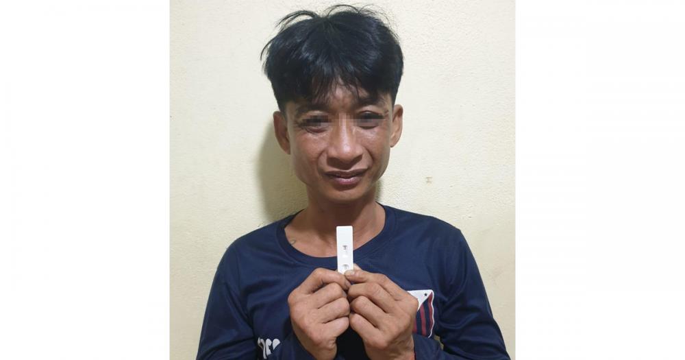 ជនសង្ស័យម្នាក់ ពាក់ព័ន្ធករណី ប្រេីប្រាស់គ្រឿងញៀន ត្រូវនគរបាលប៉ុស្ដិ៍ឃ្មួញ ចាប់ខ្លួន