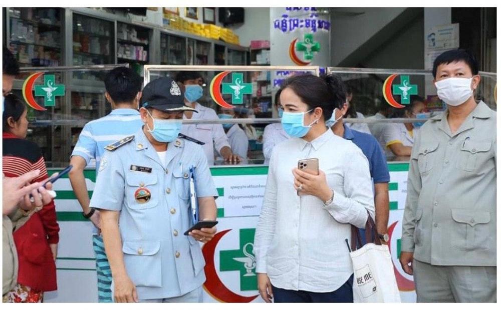 ឱសថស្ថានចំនួន១២ កន្លែងនៅម្តុំផ្សារតាប៉ាង ត្រូវបានសមត្ថកិច្ចចុះត្រួតពិនិត្យរកឧបករណ៍ តេស្តកូវីដ១៩