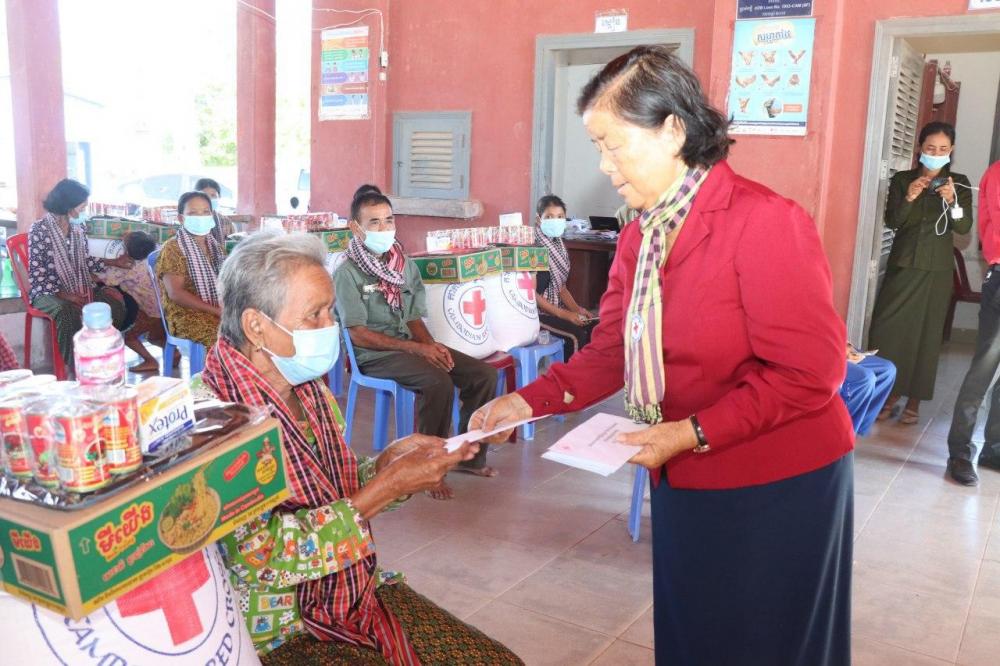 ក្រុមការងារសាខាកាកបាទក្រហមកម្ពុជាខេត្តស្វាយរៀង នាំយកអំណោយមនុស្សធម៌របស់សម្តេចកិត្តិព្រឹទ្ធបណ្ឌិត ជូនដល់គ្រួសារងាយរងគ្រោះ ២០ គ្រួសារ