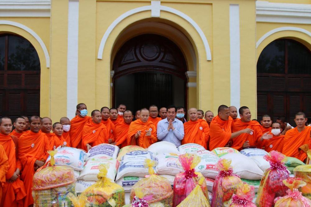 ព្រះនាគមុនីមេគណខេត្តកំពង់ចាម ដឹកនាំព្រះមន្ត្រីសង្ឃ នាំយកជំនួយ ជូនសាខាកាកបាទក្រហមកម្ពុជា ខេត្តកំពង់ចាម ដើម្បីប្រើប្រាស់ក្នុងកិច្ចការមនុស្សធម៌