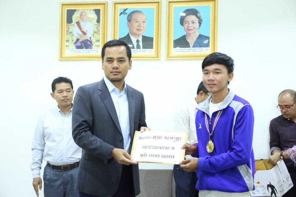 ប្រាក់រង្វាន់រាជរដ្ឋាភិបាលកម្ពុជាជាង៤៧៣លានរៀល ត្រូវបានប្រគល់ជូនអត្តពលិកដែលដណ្តើមមេដាយពីអន្តរជាតិ លើ៥ប្រភេទកីឡា