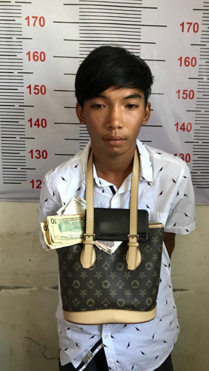 ជនសង្ស័យម្នាក់ឆក់កាបូបនិស្សិតស្រី បានសម្រេចតែគេចមិនផុតពីសមត្ថកិច្ចខណ្ឌទួលគោក