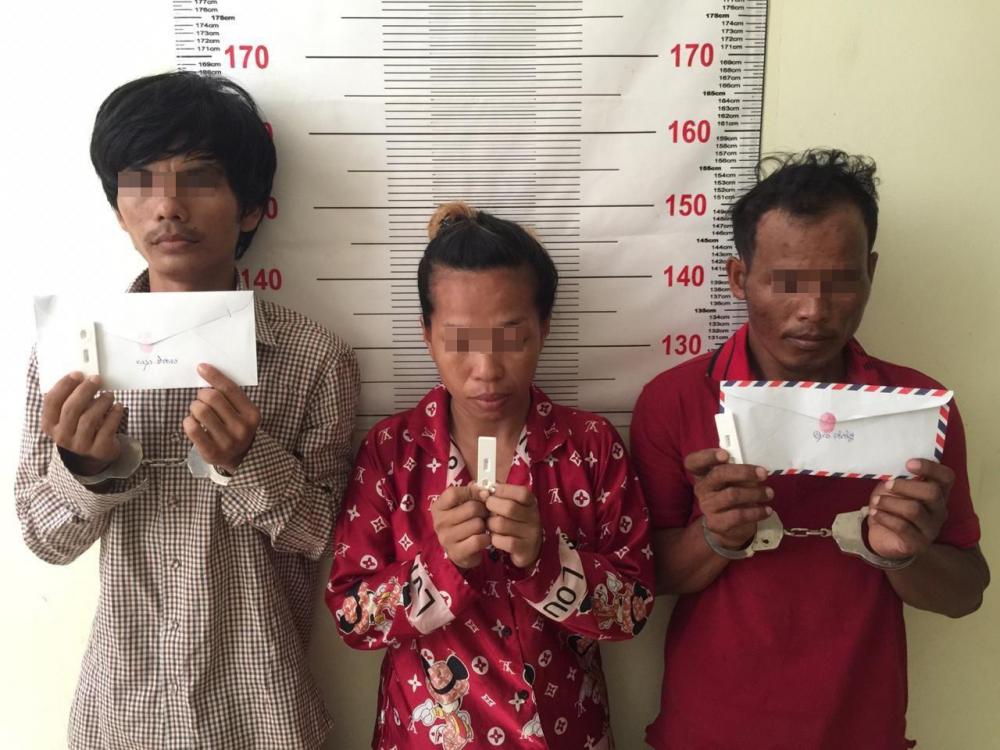 ជនសង្ស័យ៣នាក់ ពាក់ព័ន្ធករណីជួញដូរគ្រឿងញៀន ត្រូវនគរបាលប៉ុស្ដិ៍រដ្ឋបាលក្រាំងធ្នង់ ចាប់ខ្លួន