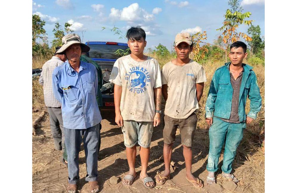 សមត្ថកិច្ចចម្រុះ ឃាត់ខ្លួនជនជាតិវៀតណាម៣នាក់ និងខ្មែរម្នាក់ករណីលួចខួងរករ៉ែក្នុងតំបន់ព្រៃពូជឈើធ្នង់