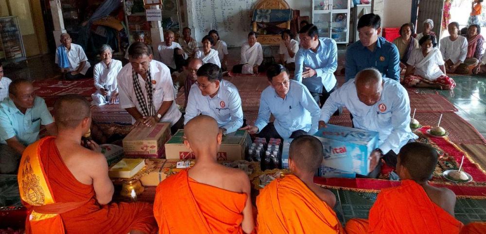 ឯ.ឧ អ៊ុយ សុធាវី អភិបាលរងខេត្តបាត់ដំបង ជាប្រធានក្រុមការងារចុះមូលដ្ឋានស្រុកសំពៅលូន បាននាំយកទៀនចំណាំព្រះវស្សាព្រមទាំងទេយ្យ-ទានទេយ្យវត្ថុ និងបច្ច័យមួយចំនួនប្រគេនដល់វត្តសែនឧត្តសាមគ្គី  ក្នុងឃុំសន្តិភាព ស្រុកសំពៅលូន