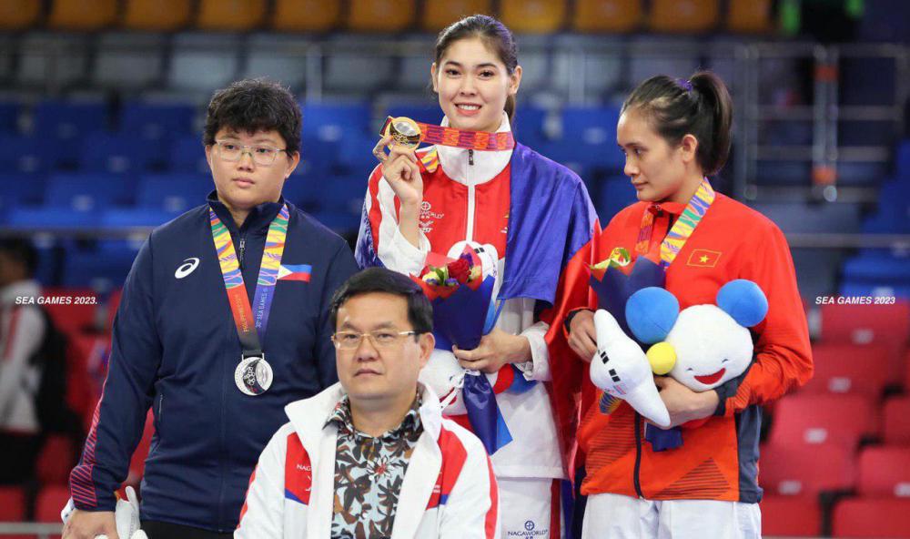 កីឡាស៊ីហ្គេម លើកទី៣០ ប្រទេសហ្វីលីពីន ពិធីបំពាក់មេដាយមាស ដល់កីឡាការិនី ស៊ន សៀវម៉ី, មេដាយប្រាក់ កីឡាការិនីម្ចាស់ផ្ទះហ្វីលីពីន និងមេដាយសំរឹទ្ធ កីឡាការិនី វៀតណាម