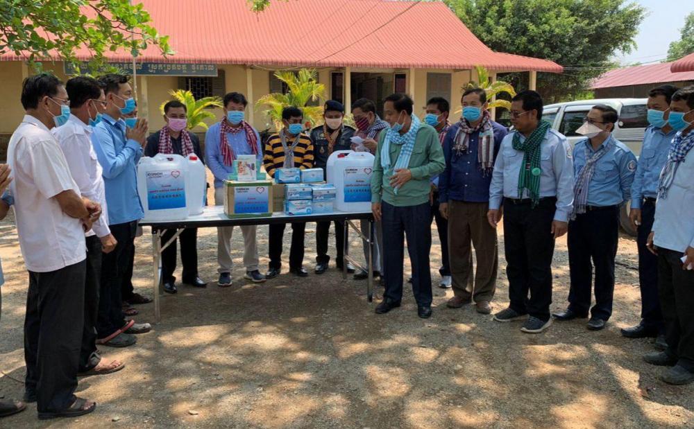 អភិបាលខេត្តបាត់ដំបង អំពាវនាវឲ្យប្រជាពលករដែលវិលត្រឡប់ពីប្រទេសថៃ ត្រូវចេះតាមដានពីសុខភាពផ្ទាល់ខ្លួន និងចូលរួមអនុវត្តនូវវិធានការ និងការណែនាំរបស់មន្ត្រីសុខាភិបាលក្នុងមូលដ្ឋានក្នុងការការពារ ការឆ្លង និង បង្ការពីការចម្លងជម្ងឺកូវីដ-19 ពេលទៅរស់នៅក្នុងមូលដ្ឋាននិងជាមួយក្រុមគ្រួសារខ្កួន