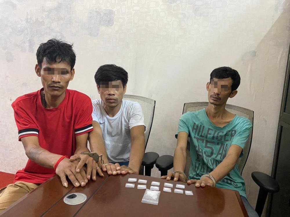 នគរបាលប៉ុស្ដិ៍ចាក់អង្រែលេី ឃាត់ខ្លួន ជនសង្ស័យ៣នាក់ ពាក់ព័ន្ធ ករណីជួញដូរគ្រឿងញៀន