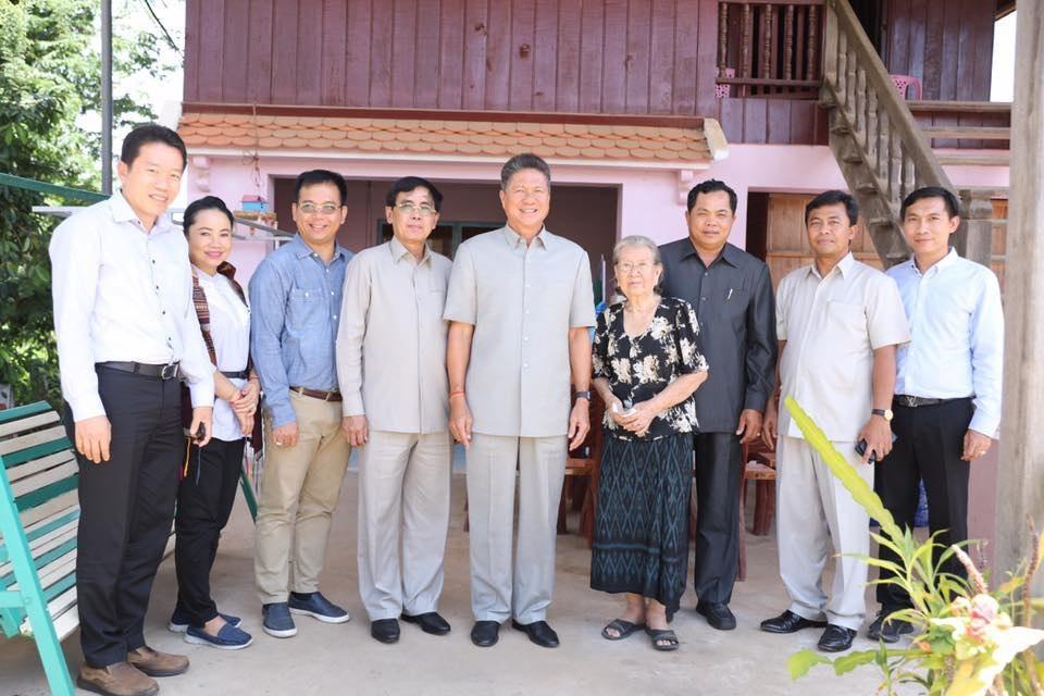ឯកឧត្តម ស៊ុន ចាន់ថុល បានអញ្ជើញចុះសួរសុខទុក្ខភរិយាអធិរាជសំឡេងមាស ស៊ីន ស៊ីសាមុត លោកយាយ ខាវ ថងញ៉ុត