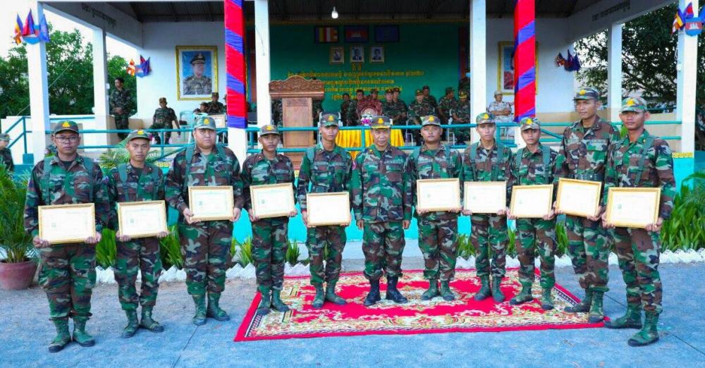 មជ្ឈមណ្ឌលហ្វឹកហ្វឺនកងទ័ពជើងគោក បិទវគ្គហ្វឹកហ្វឺនពលទាហានថ្មីបំពេញក្របខ័ណ្ឌកងទ័ពជើងគោក
