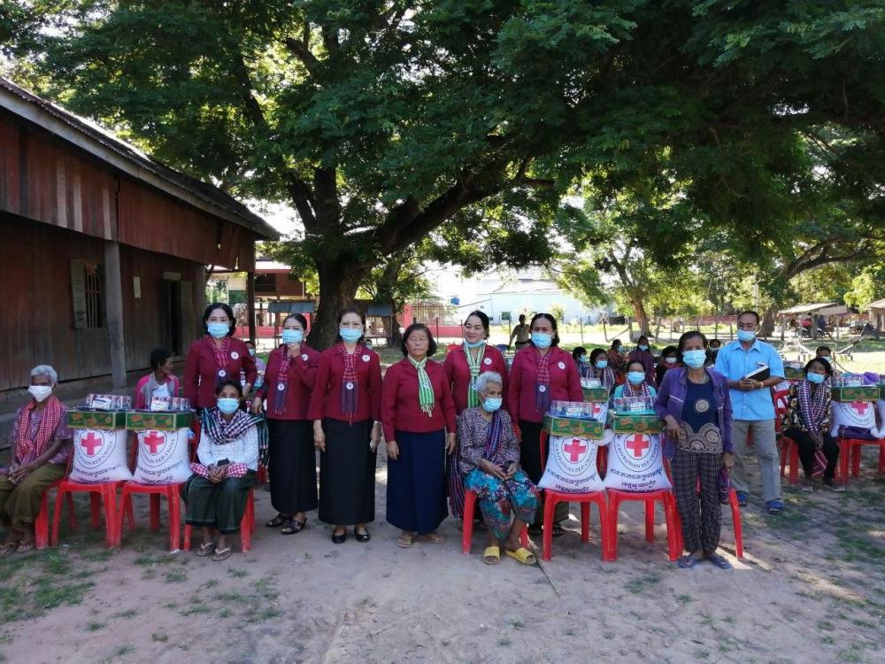 លោកជំទាវ ដួង វណ្ណា និងសហការី បានបន្តចុះសួរសុខទុក្ខ និងនាំយកអំណោយមនុស្សធម៌របស់សម្តេចកិត្តិព្រឹទ្ធបណ្ឌិត ប៊ុន រ៉ានី ហ៊ុនសែន ប្រធានកាកបាទក្រហមកម្ពុជា ផ្តល់ជូនជនងាយរងគ្រោះសរុប ៣៣ គ្រួសារ
