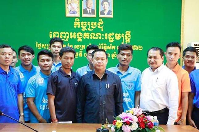 ក្រុមកីឡាករបាល់ទាត់តំណាងឲ្យខេត្តរតនគិរី ត្រូវបានទទួលការលើកទឹកចិត្តពីសំណាក់ ឯកឧត្តម ថង សាវុន អភិបាលខេត្ត