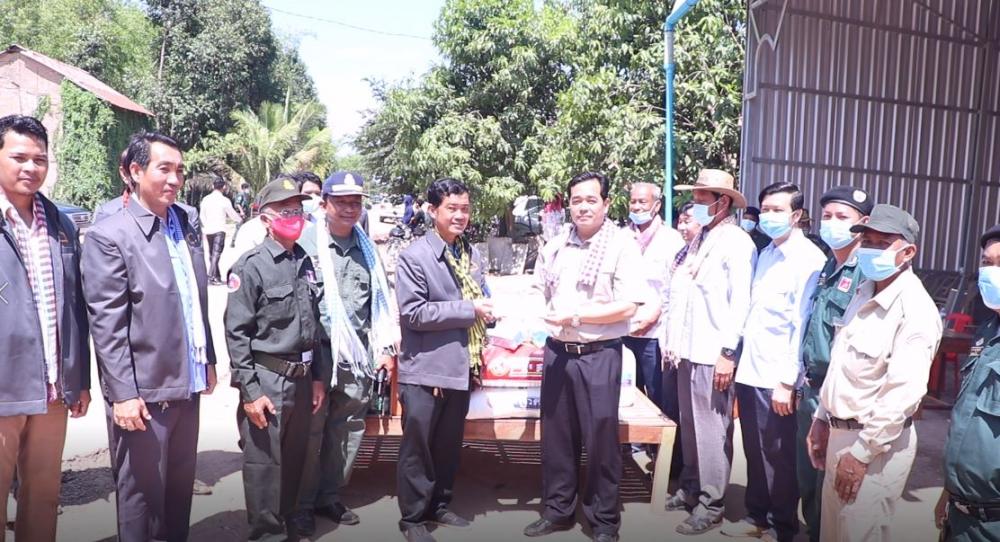 អភិបាលខេត្តកំពង់ចាម៖ សូមបងប្អូនប្រជនពលរដ្ឋកុំមានការភិតភ័យអំពីបញ្ហាប្រេះច្រាំងទន្លេ តែត្រូវរាយការណ៍ជូនអាជ្ញាធរជាបន្ទាន់