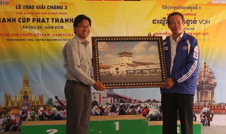 អាជ្ញាធរខេត្តកំពង់ចាម ទទួលបដិសណ្ឋារកិច្ច និងផ្ដល់រង្វាន់ដល់ក្រុមប្រណាំងកង់មិត្តភាពកម្ពុជា វៀតណាម និងឡាវ