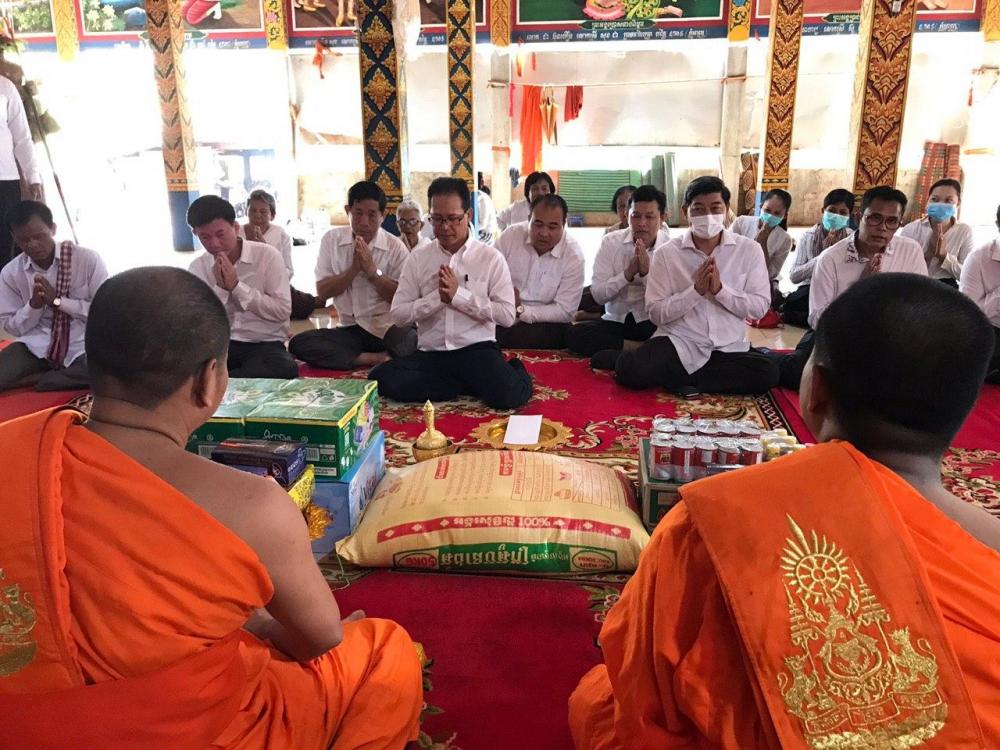 ឯកឧត្តម អ៊ាង សុផល្លែត និងសហការី ប្រគេនទៀនព្រះវស្សា និងទេយ្យវត្ថុ ដល់ព្រះសង្ឃគង់ចាំព្រះវស្សា ចំនួន ២វត្ត នៅស្រុកអូរាំងឪ ខេត្តត្បូងឃ្មុំ